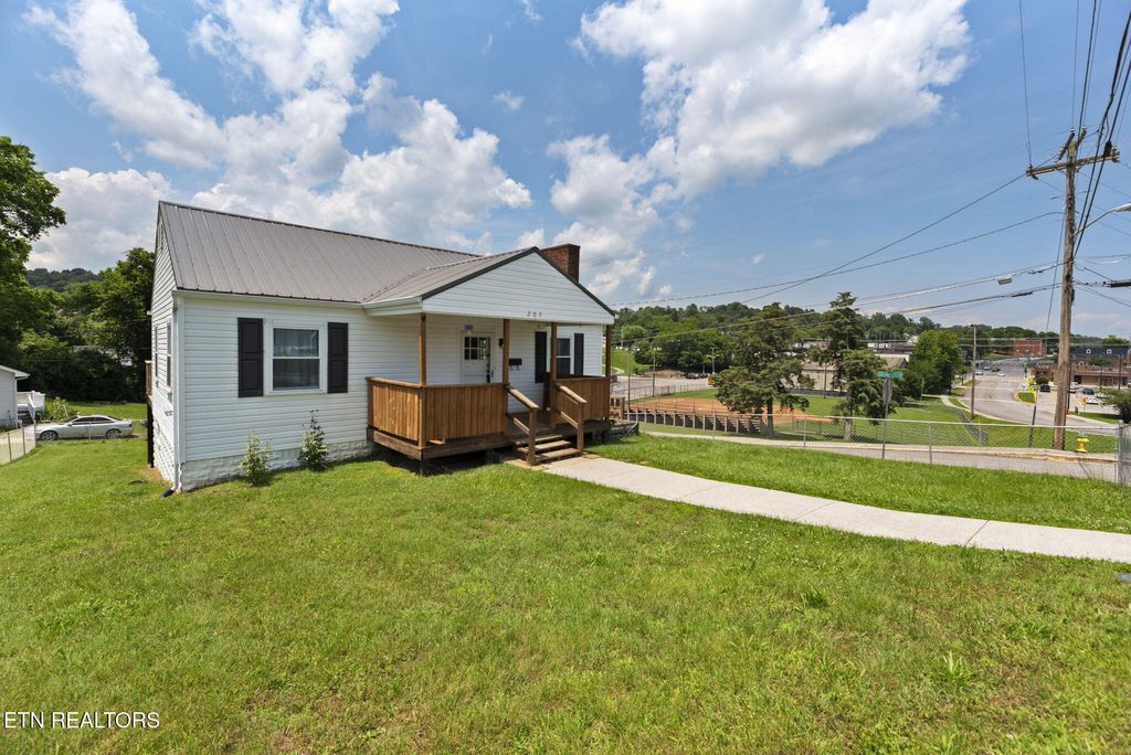 Photo of 205 W Hicks St, Clinton, TN 37716 (MLS # 1304096)