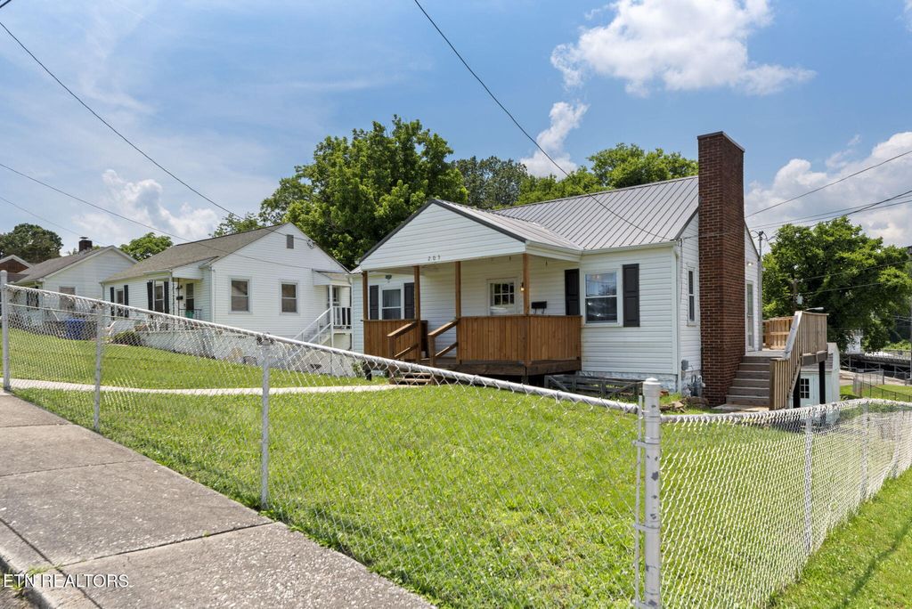 Photo of 205 W Hicks St, Clinton, TN 37716 (MLS # 1304096)