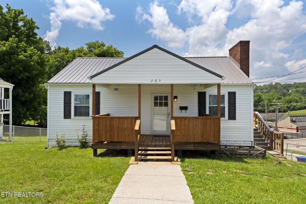 Photo of 205 W Hicks St, Clinton, TN 37716 (MLS # 1304096)