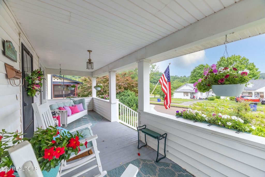 Photo of 210 Walden Ave, Harriman, TN 37748 (MLS # 1342490)
