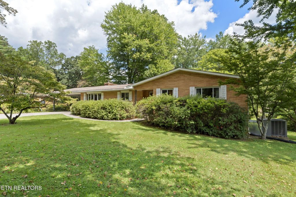 Photo of 961 W West Outer Drive, Oak Ridge, TN 37830 (MLS # 1315008)
