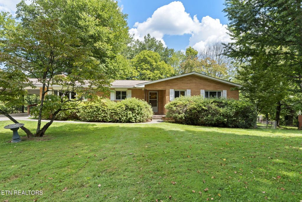 Photo of 961 W West Outer Drive, Oak Ridge, TN 37830 (MLS # 1315008)