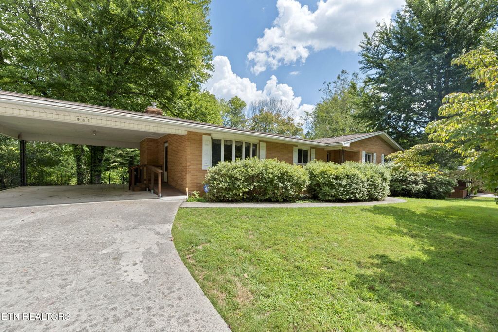 Photo of 961 W West Outer Drive, Oak Ridge, TN 37830 (MLS # 1315008)