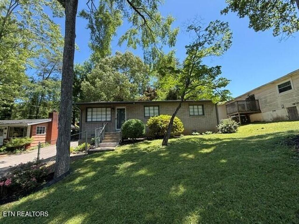 Photo of 228 Tall Oaks Drive, Knoxville, TN 37920 (MLS # 1340523)