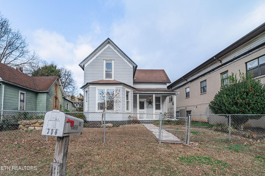 Photo of 306 Carter Ave, Harriman, TN 37748 (MLS # 1323677)