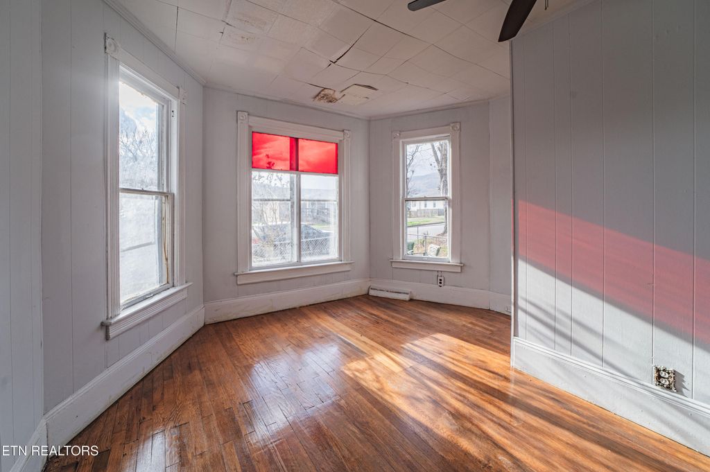 Photo of 306 Carter Ave, Harriman, TN 37748 (MLS # 1323677)