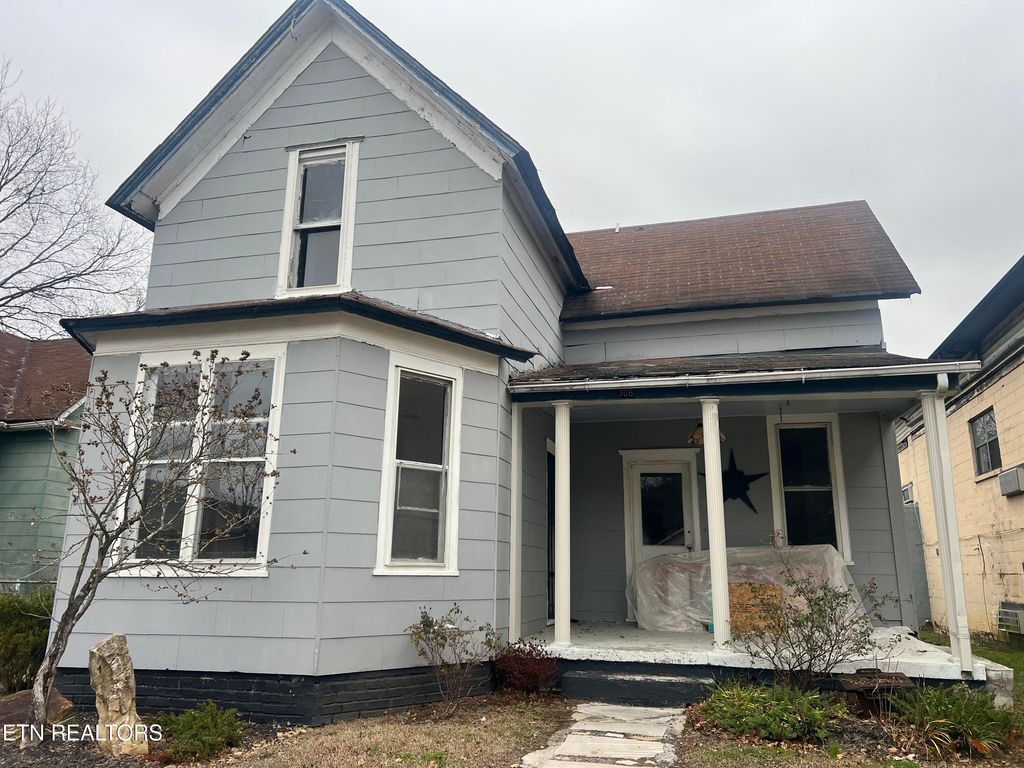 Photo of 306 Carter Ave, Harriman, TN 37748 (MLS # 1323677)