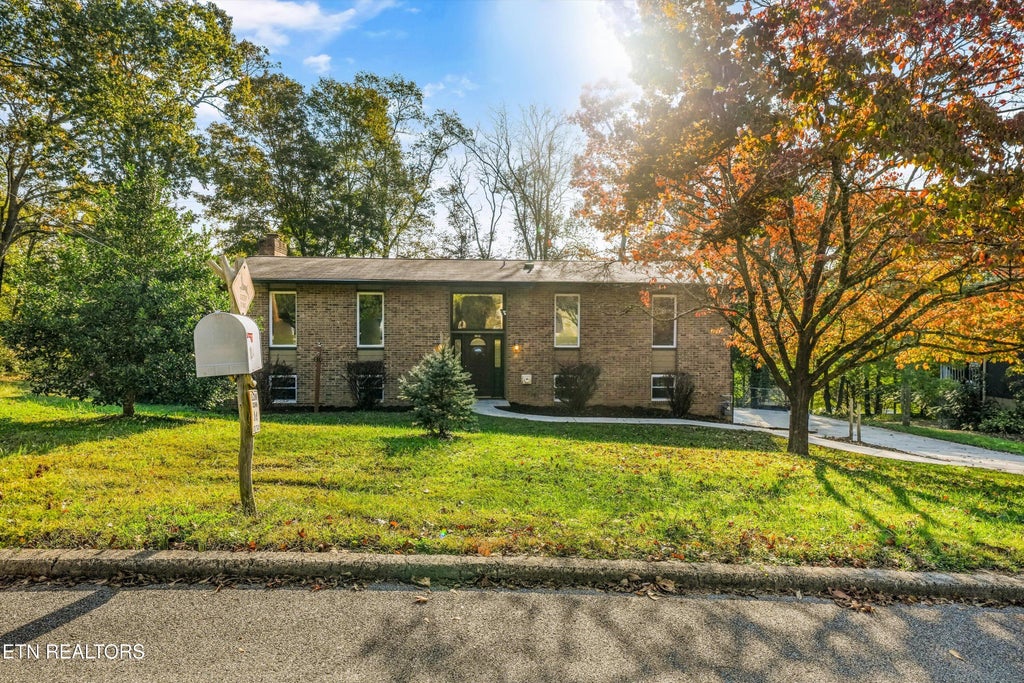 Photo of 104 Newport Drive, Oak Ridge, TN 37830 (MLS # 1359477)