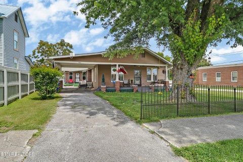 Photo of 400 W Rockwood St, Rockwood, TN 37854 (MLS # 1345044)