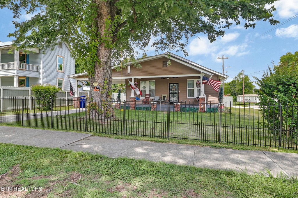 Photo of 400 W Rockwood St, Rockwood, TN 37854 (MLS # 1345044)
