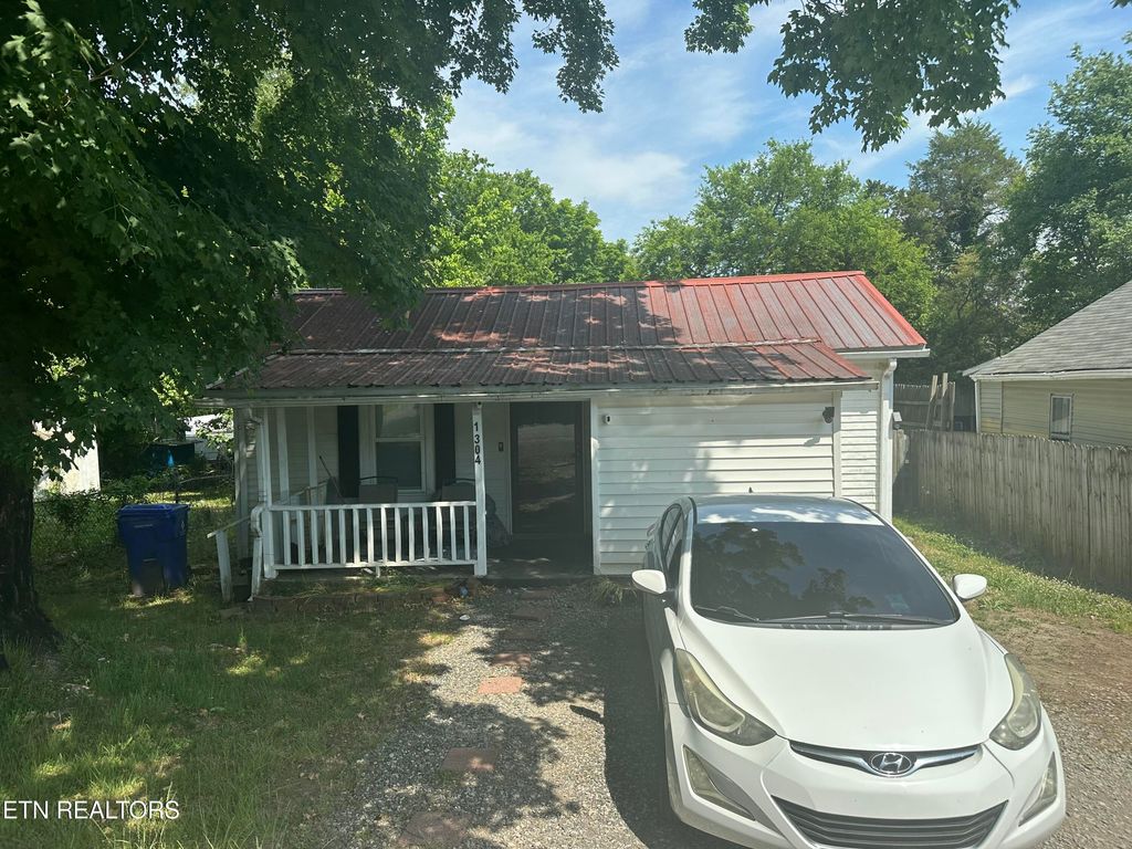 Photo of 1304 Chestnut St, Knoxville, TN 37920 (MLS # 1343104)