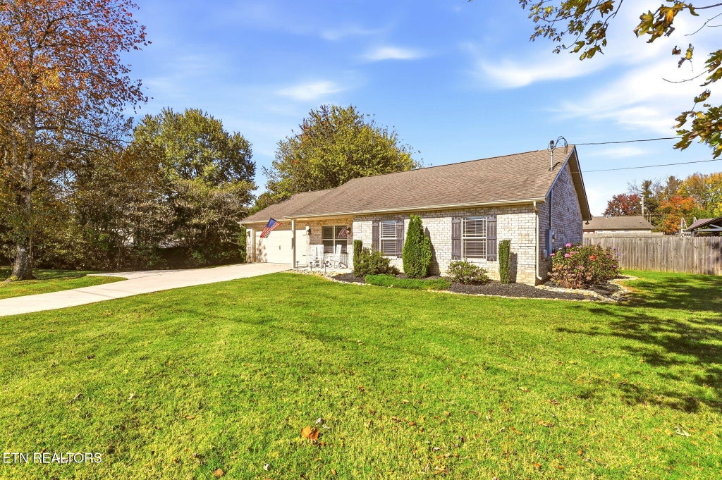 Photo of 501 Jd Yarnell Industrial Pkwy, Clinton, TN 37716 (MLS # 1360672)