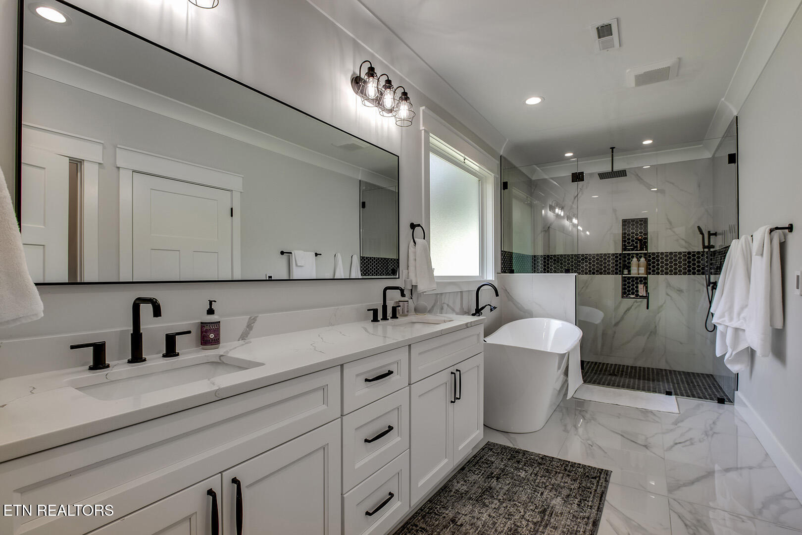 Loudon, Tennessee 37774, United States, 4 Bedrooms Bedrooms, ,4 BathroomsBathrooms,Residential,Active,184438