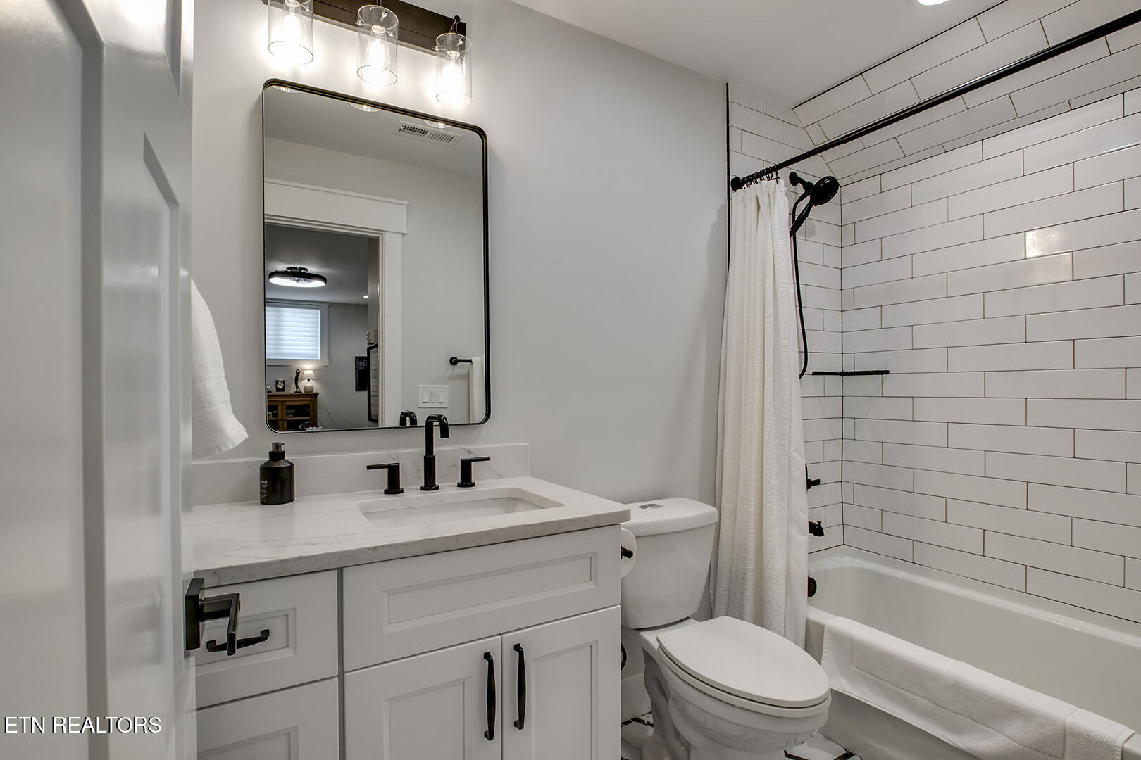 Loudon, Tennessee 37774, United States, 4 Bedrooms Bedrooms, ,4 BathroomsBathrooms,Residential,Active,184438