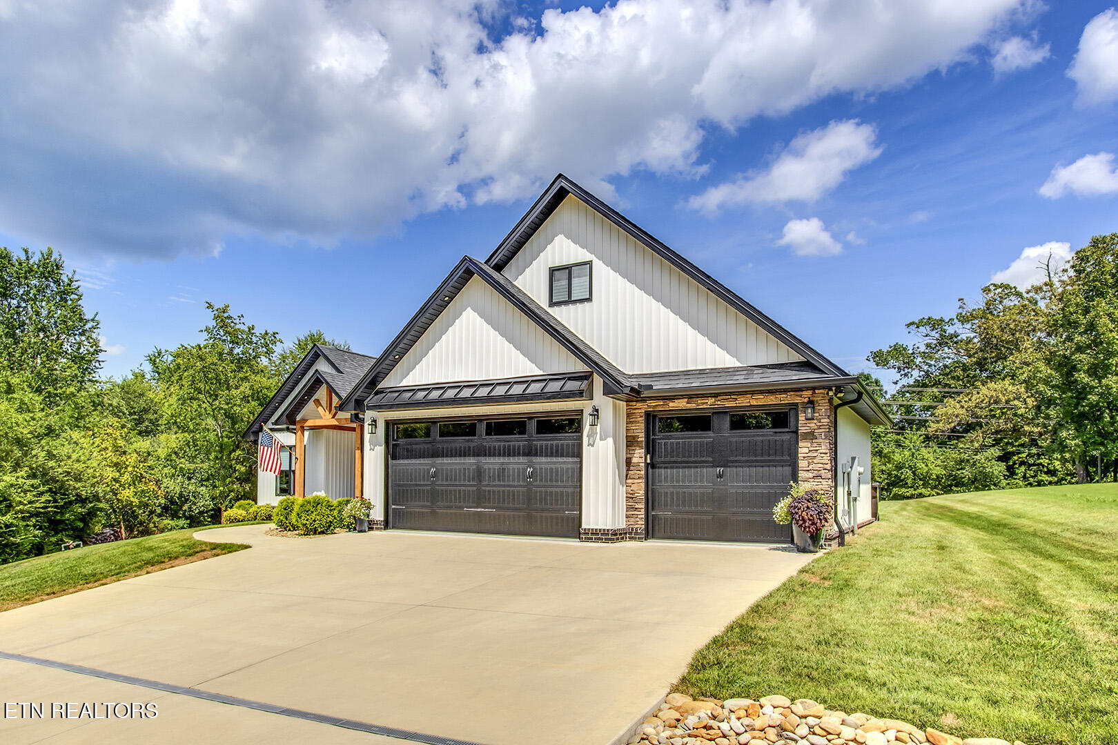 Loudon, Tennessee 37774, United States, 4 Bedrooms Bedrooms, ,4 BathroomsBathrooms,Residential,Active,184438