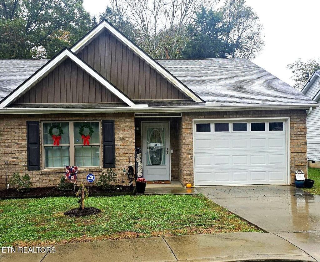 Photo of 150 Oak Place Circle, Madisonville, TN 37354 (MLS # 1319945)