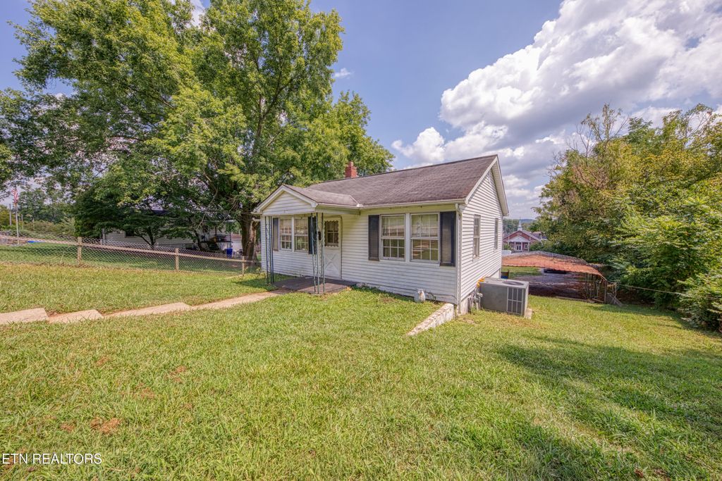 Photo of 817 Medaris St, Clinton, TN 37716 (MLS # 1312929)