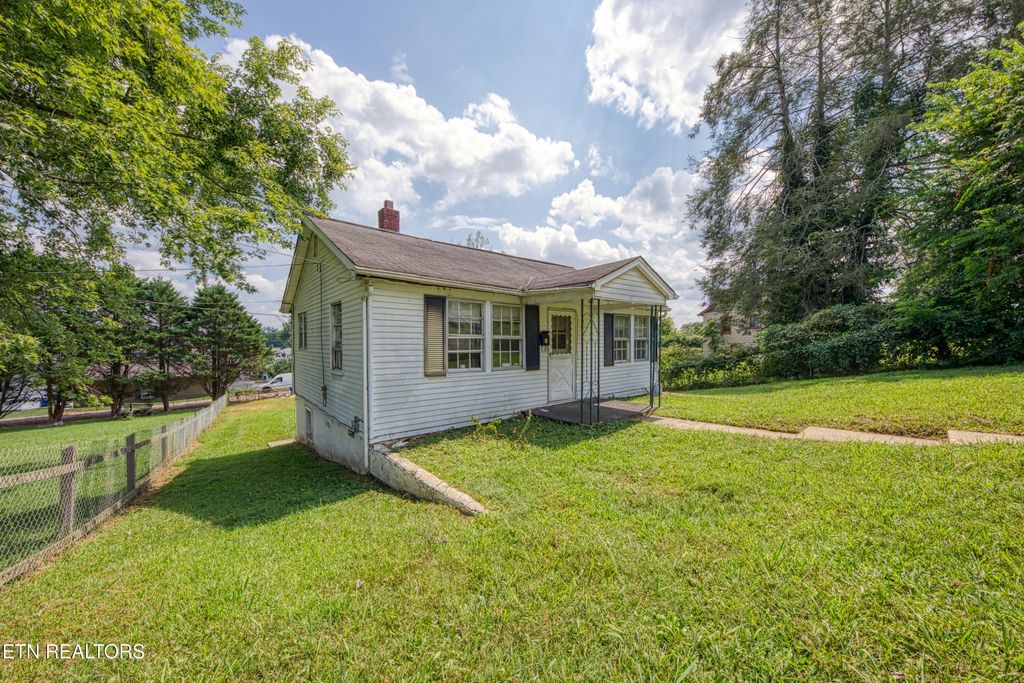 Photo of 817 Medaris St, Clinton, TN 37716 (MLS # 1312929)