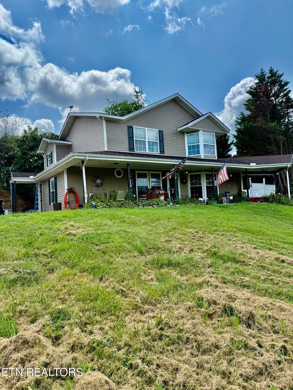 Photo of 865 Spring Creek Rd, Dandridge, TN 37725 (MLS # 1312776)