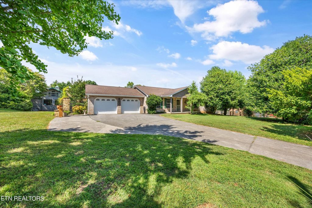 Photo of 1008 Parkbrook Drive, Friendsville, TN 37737 (MLS # 1308224)