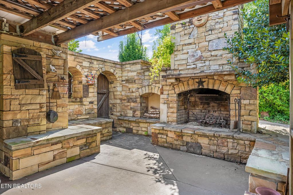 Photo of 1008 Parkbrook Drive, Friendsville, TN 37737 (MLS # 1308224)