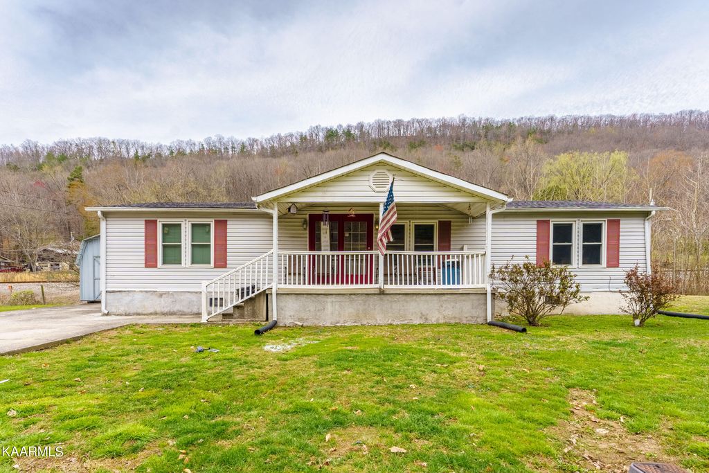 Photo of 318 E Spring St, Oliver Springs, TN 37840 (MLS # 1220238)