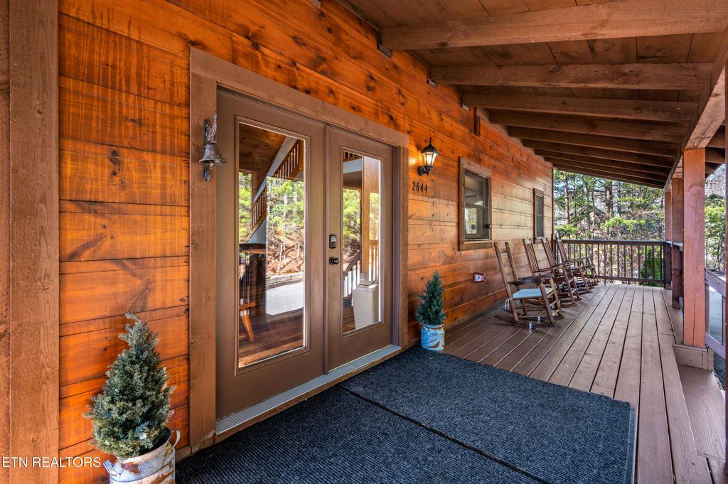 Photo of 2644 Raccoon Hollow Way, Sevierville, TN 37862 (MLS # 1328967)