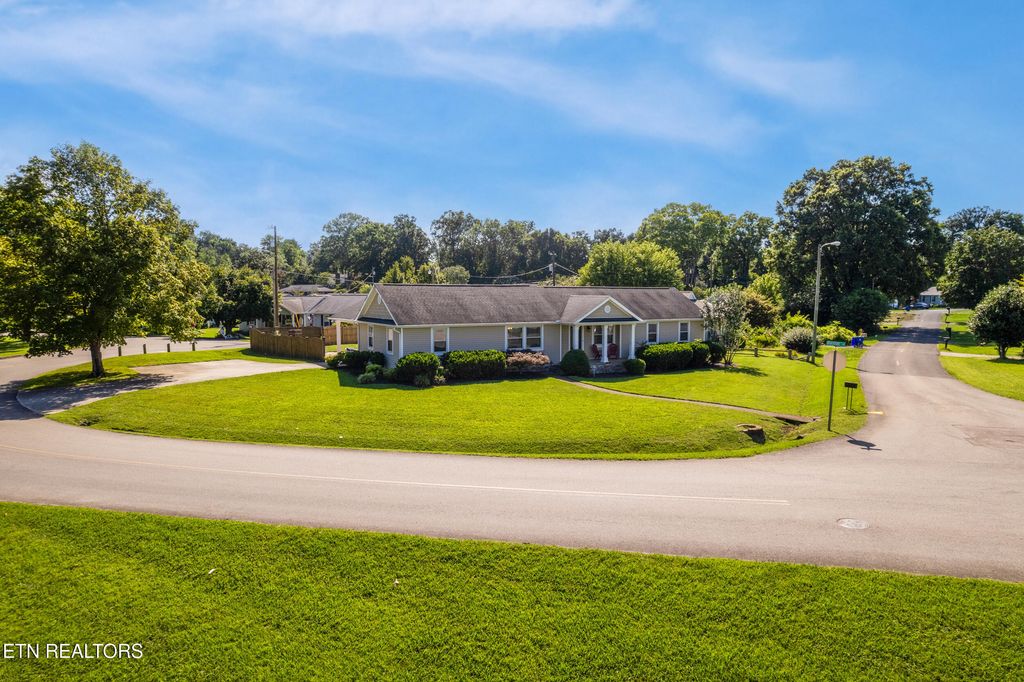 Photo of 300 Riverside Drive, Clinton, TN 37716 (MLS # 1308963)