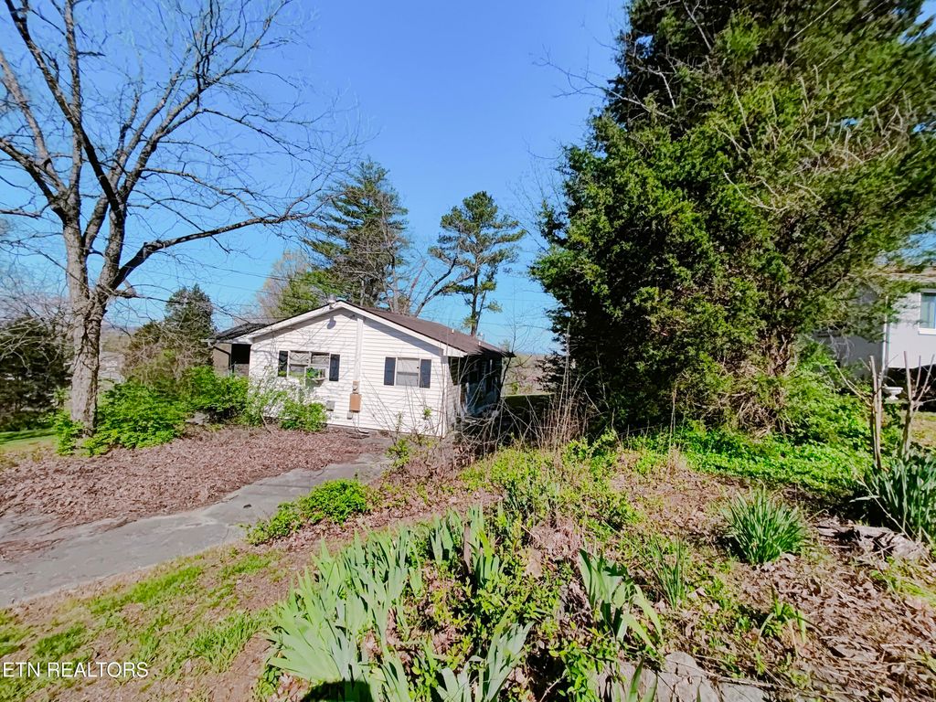 Photo of 647 W Lamar Alexander Pkwy, Maryville, TN 37801 (MLS # 1334804)