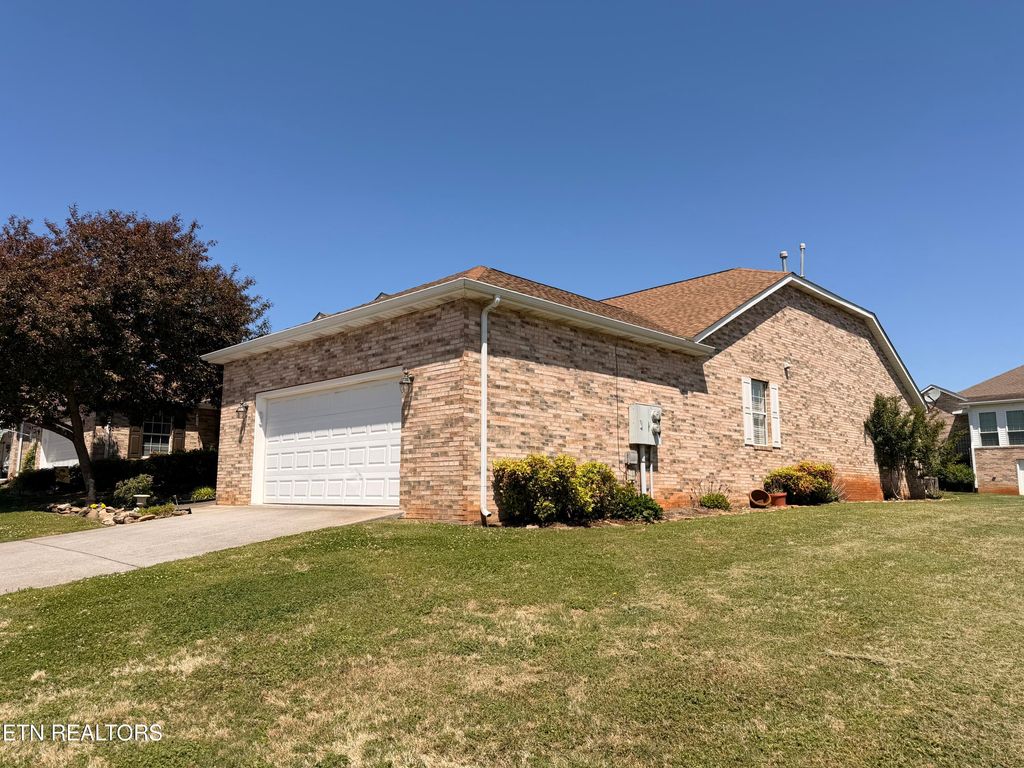 Photo of 215 Royal Oaks Drive, Maryville, TN 37801 (MLS # 1337516)