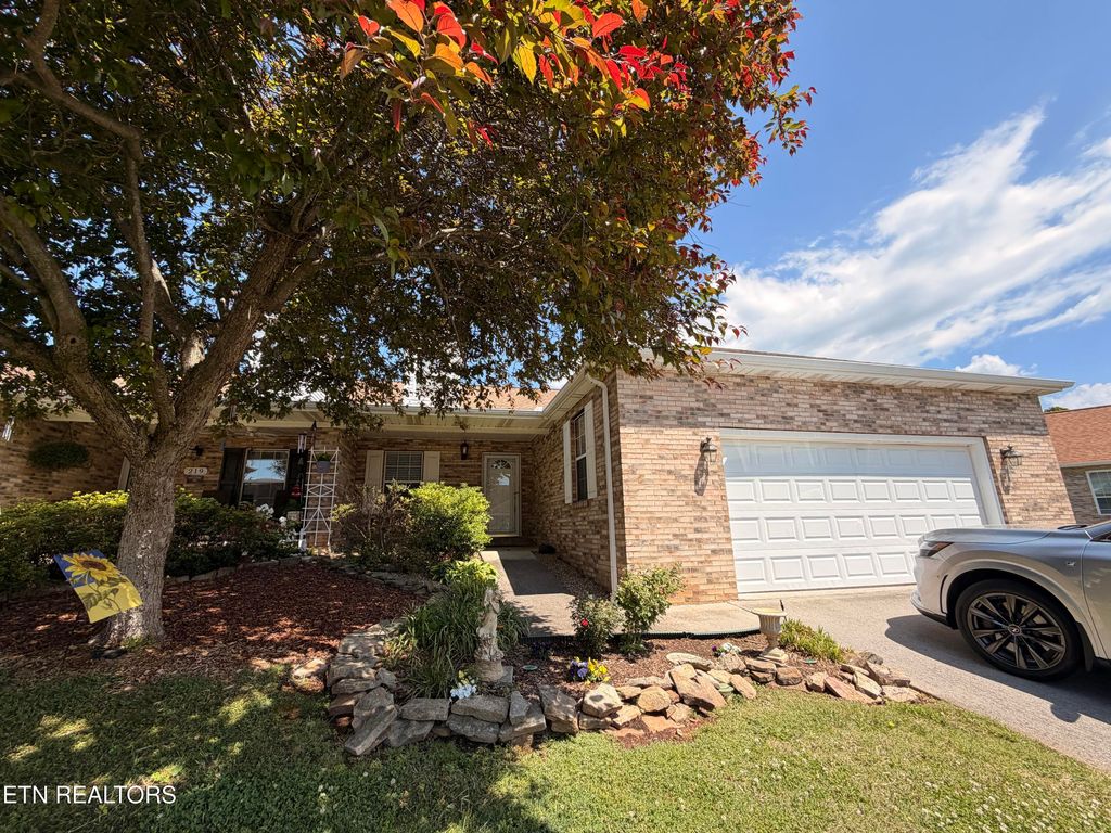 Photo of 215 Royal Oaks Drive, Maryville, TN 37801 (MLS # 1337516)