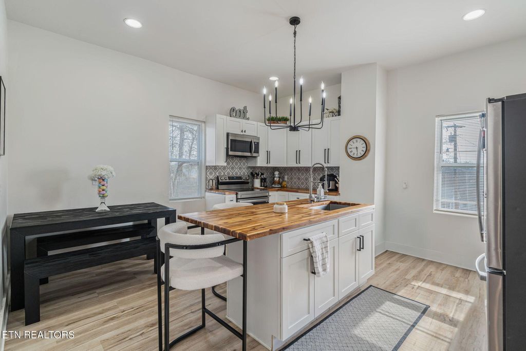 Photo of 506 E Oak Hill Ave, Knoxville, TN 37917 (MLS # 1332945)