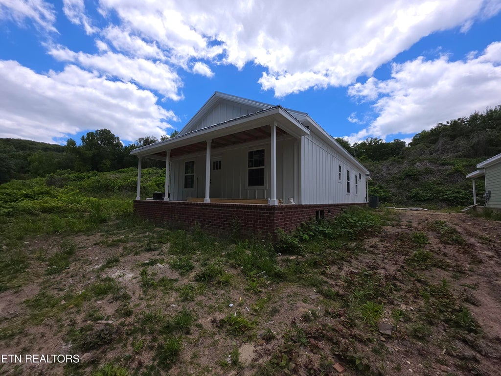 Photo of 423 Roslyn Ave, Cumberland Gap, TN 37724 (MLS # 1353913)