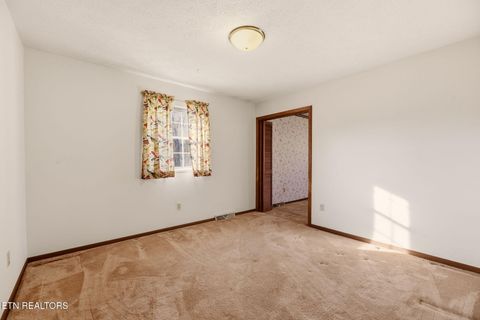 Tiny photo for 307 Walnut St, Clinton, TN 37716 (MLS # 1334491)