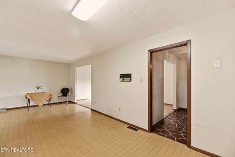 Tiny photo for 307 Walnut St, Clinton, TN 37716 (MLS # 1334491)