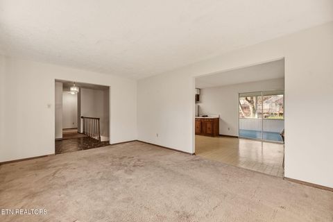 Tiny photo for 307 Walnut St, Clinton, TN 37716 (MLS # 1334491)