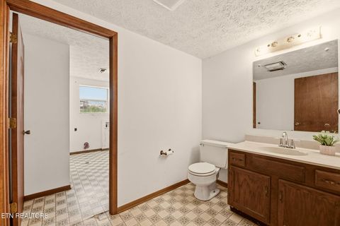 Tiny photo for 307 Walnut St, Clinton, TN 37716 (MLS # 1334491)