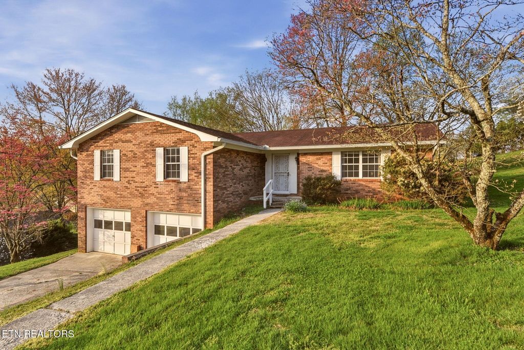 Photo of 307 Walnut St, Clinton, TN 37716 (MLS # 1334491)