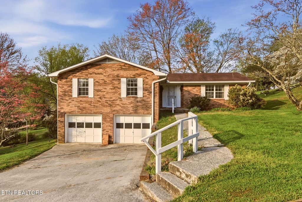 Photo of 307 Walnut St, Clinton, TN 37716 (MLS # 1334491)