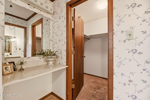 Tiny photo for 307 Walnut St, Clinton, TN 37716 (MLS # 1334491)