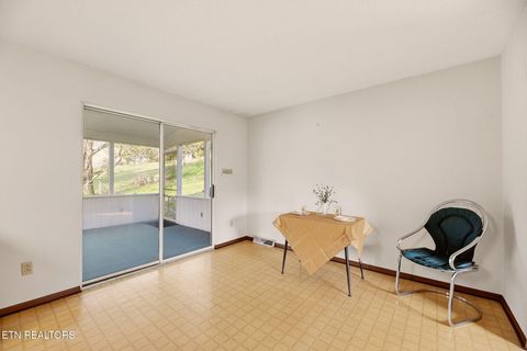 Tiny photo for 307 Walnut St, Clinton, TN 37716 (MLS # 1334491)