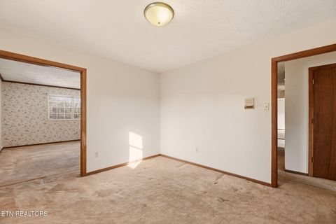 Tiny photo for 307 Walnut St, Clinton, TN 37716 (MLS # 1334491)