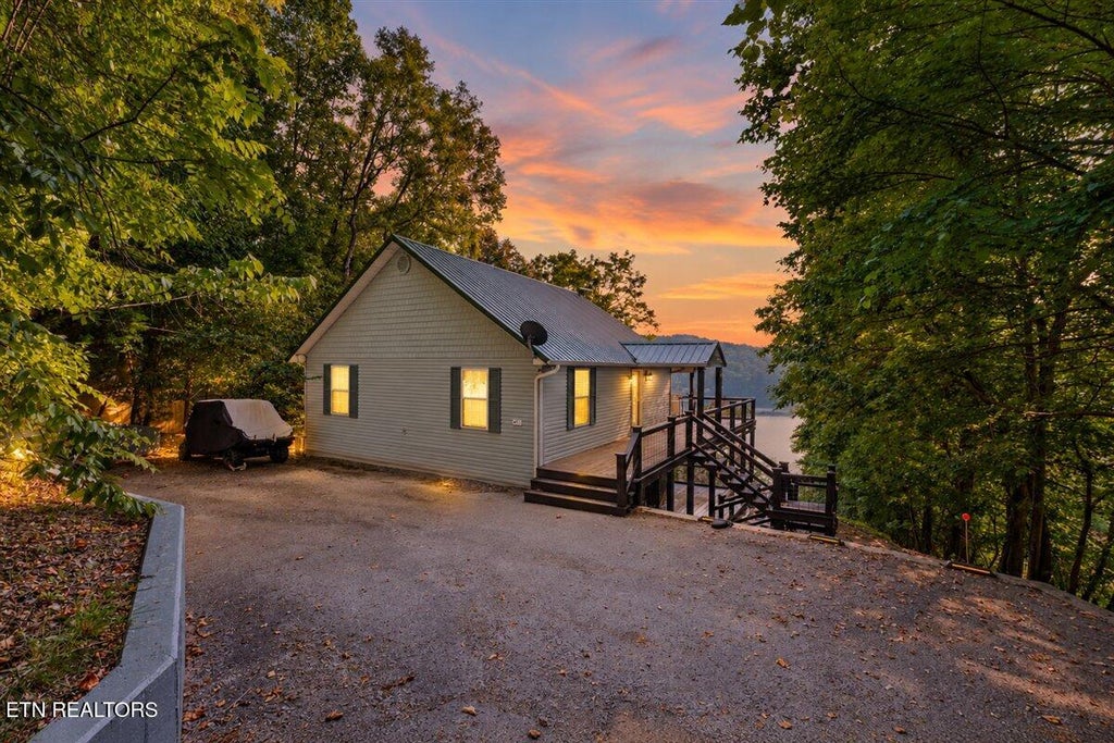 Photo of 762 Hiwassee Drive, Jacksboro, TN 37757 (MLS # 1354438)