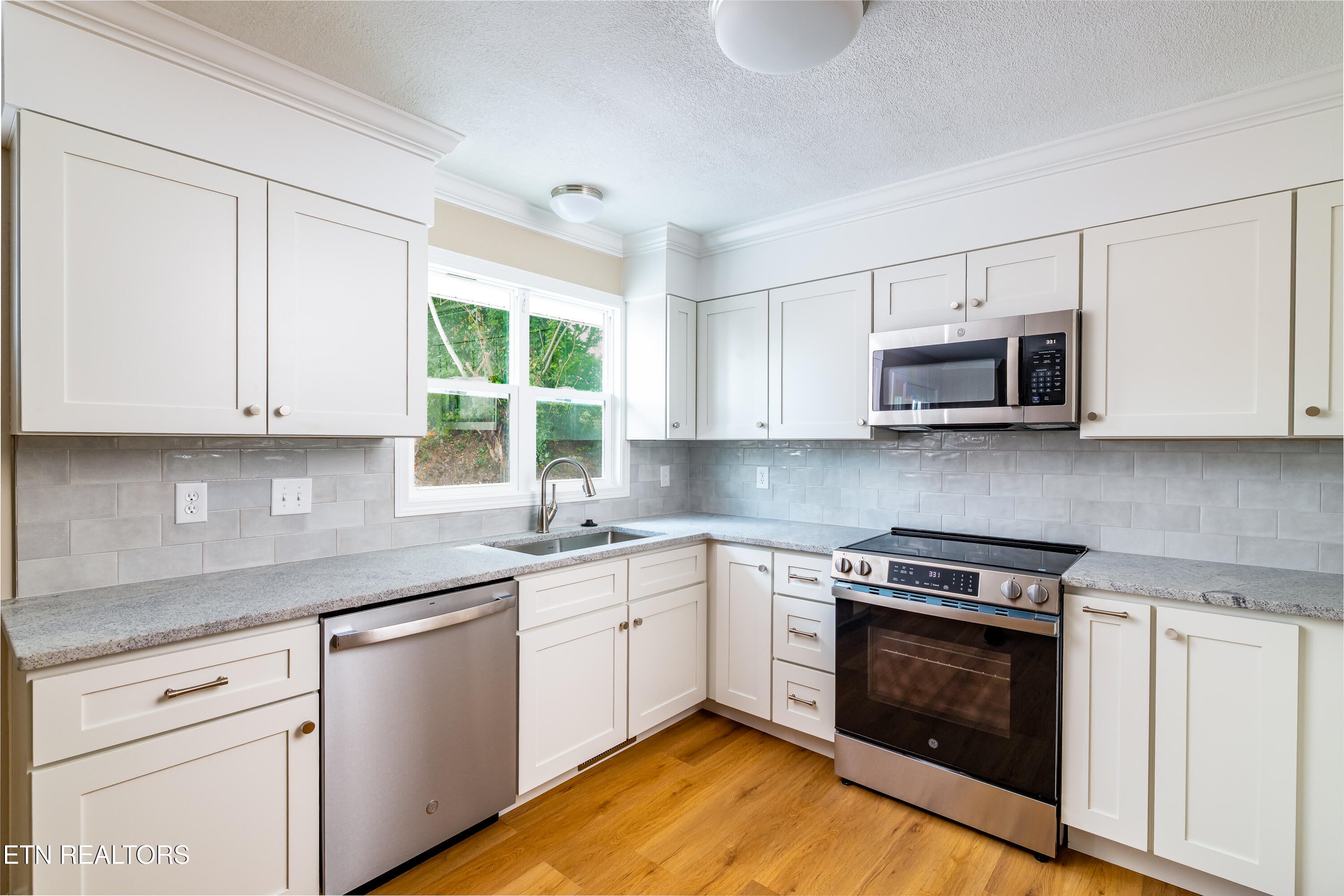 700 Lakeview Drive
