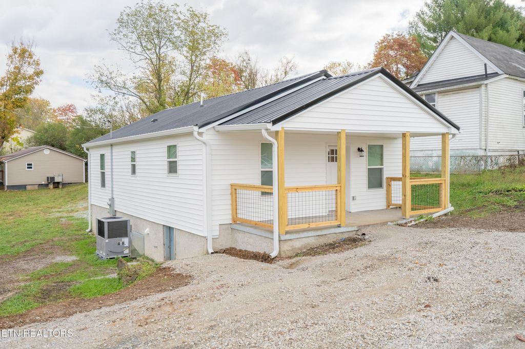 Photo of 601 S Cumberland Ave, LaFollette, TN 37766 (MLS # 1320958)