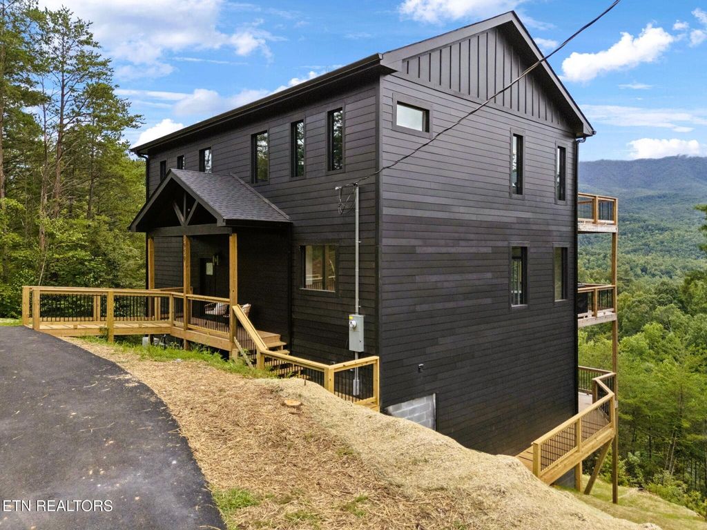 Photo of 3959 Duck Hollow Rd, Gatlinburg, TN 37738 (MLS # 1306975)