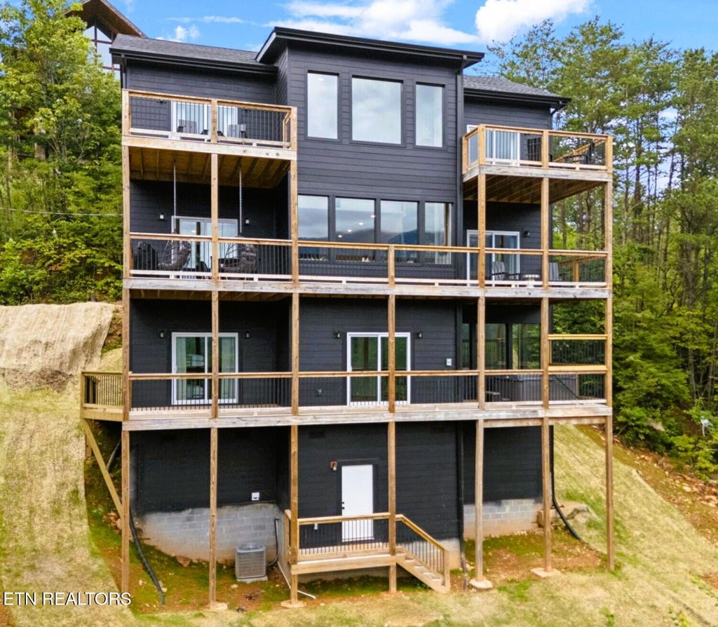 Photo of 3959 Duck Hollow Rd, Gatlinburg, TN 37738 (MLS # 1306975)