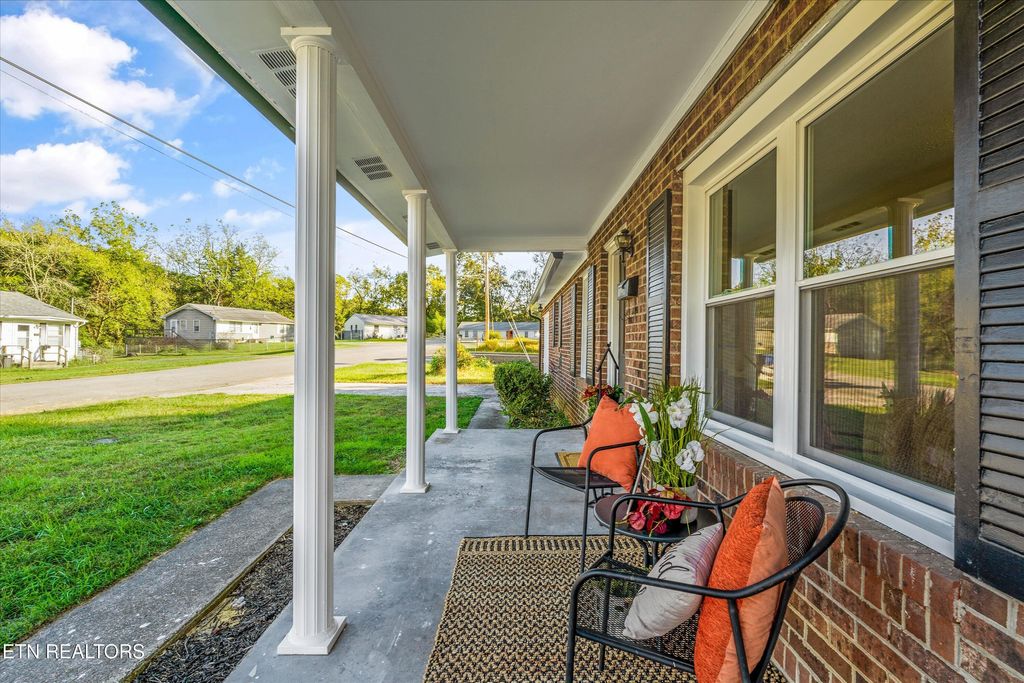 Photo of 206 Bunker Lane, Oak Ridge, TN 37830 (MLS # 1325277)