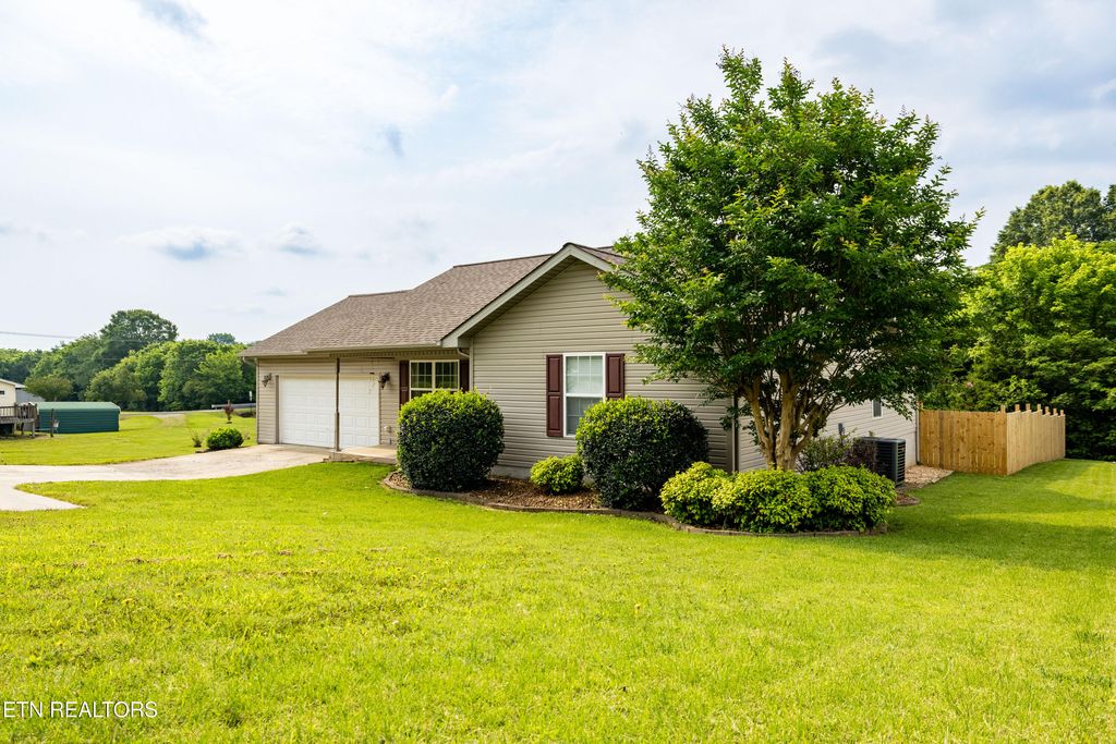 Photo of 253 Oakland Rd, Sweetwater, TN 37874 (MLS # 1303669)