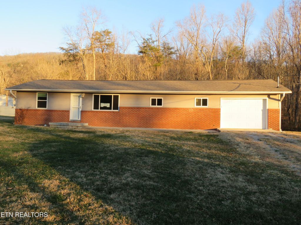 Photo of 218 Lee Vlg, Harriman, TN 37748 (MLS # 1325191)